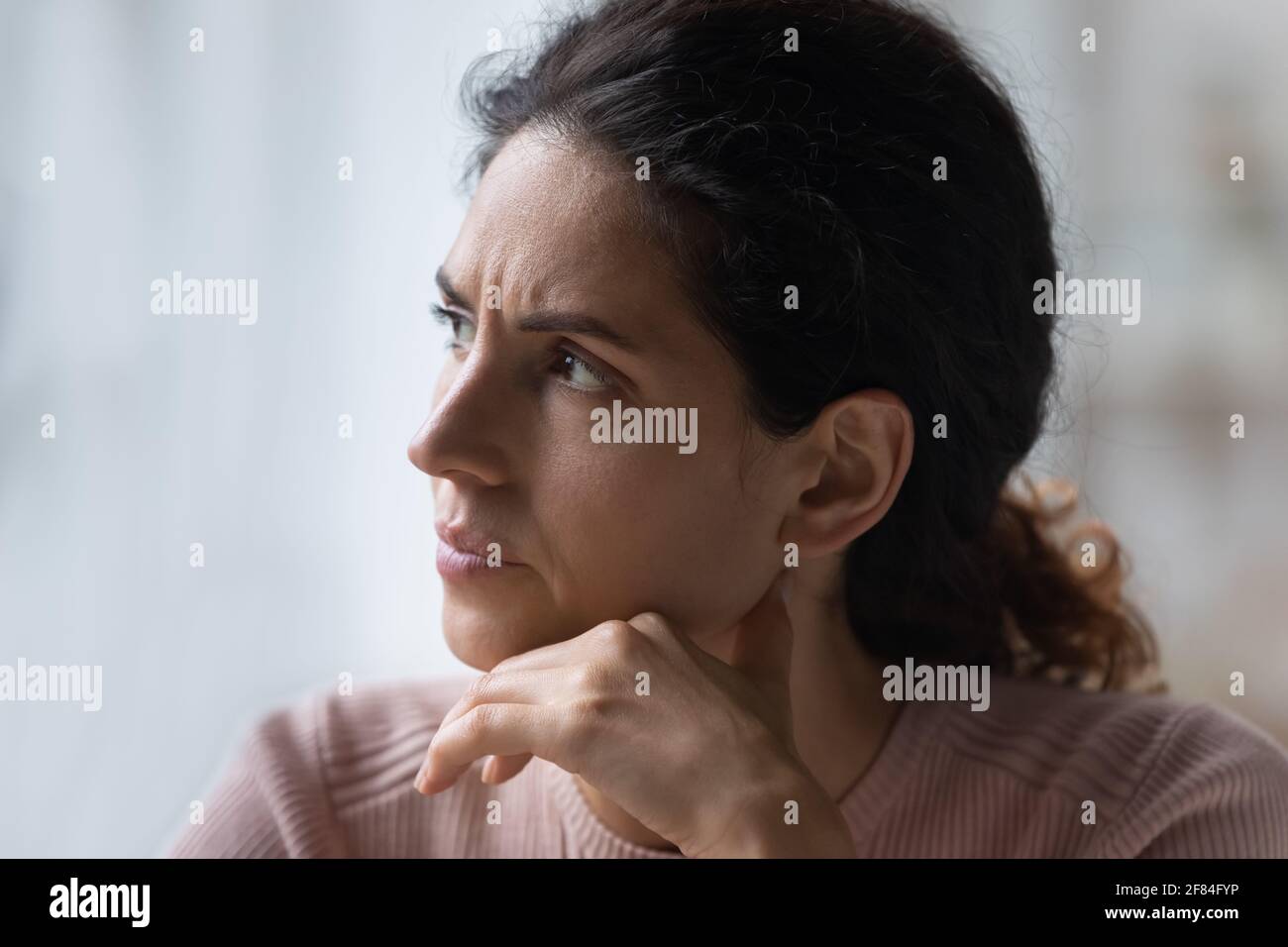Femme millénaire nerveuse avec un regard sombre envisager un problème grave Banque D'Images