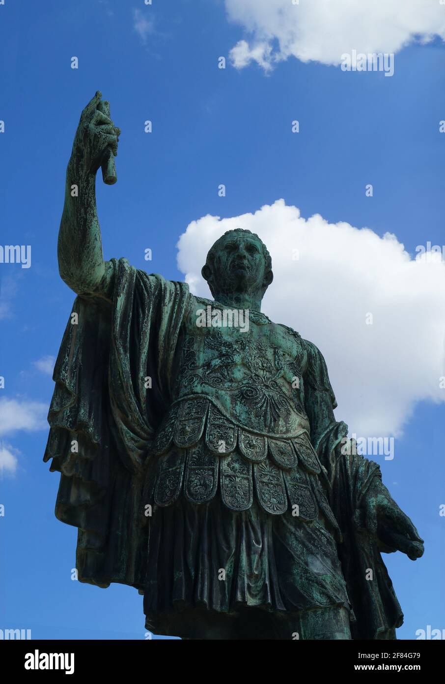 Statue de bronze empereur romain Nerva, ciel bleu, Rome, Italie Banque D'Images