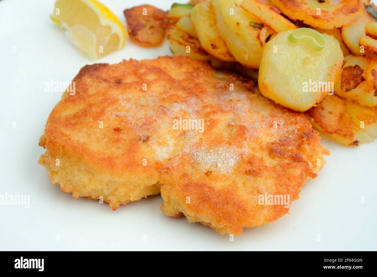 Schnitzel pané avec pommes de terre frites Banque D'Images