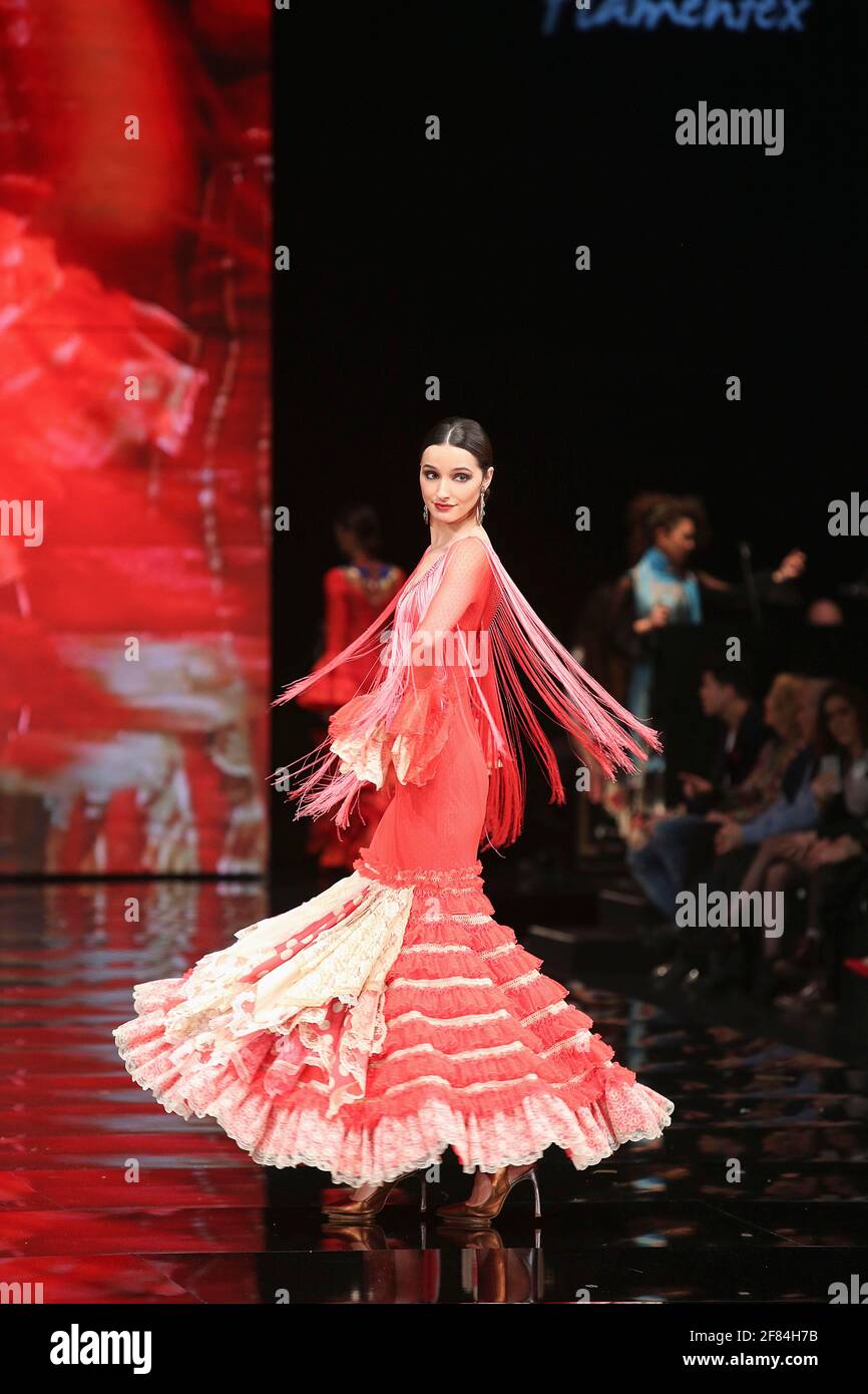 Foire SIMOF, défilé de mode pour Trajes de Gitana, robes de flamenco, robes à volants, Séville, Andalousie, Espagne Banque D'Images