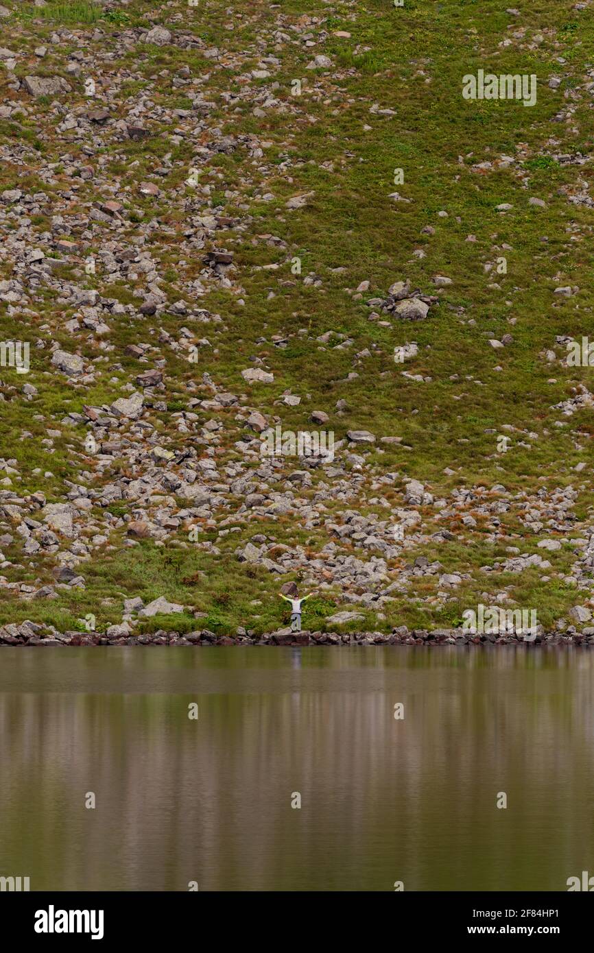 Lac alpin de Brebeneskul, berceau des Carpates, quelques touristes près du lac, reflet dans l'eau.2020 Banque D'Images