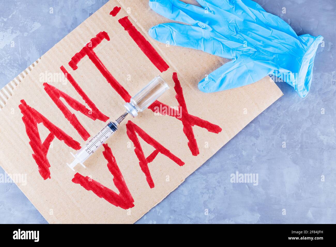 Étiquette prottive « anti vax ». Arrêter le concept de vaccination. Coronavirus anti VAX controverse concept Banque D'Images