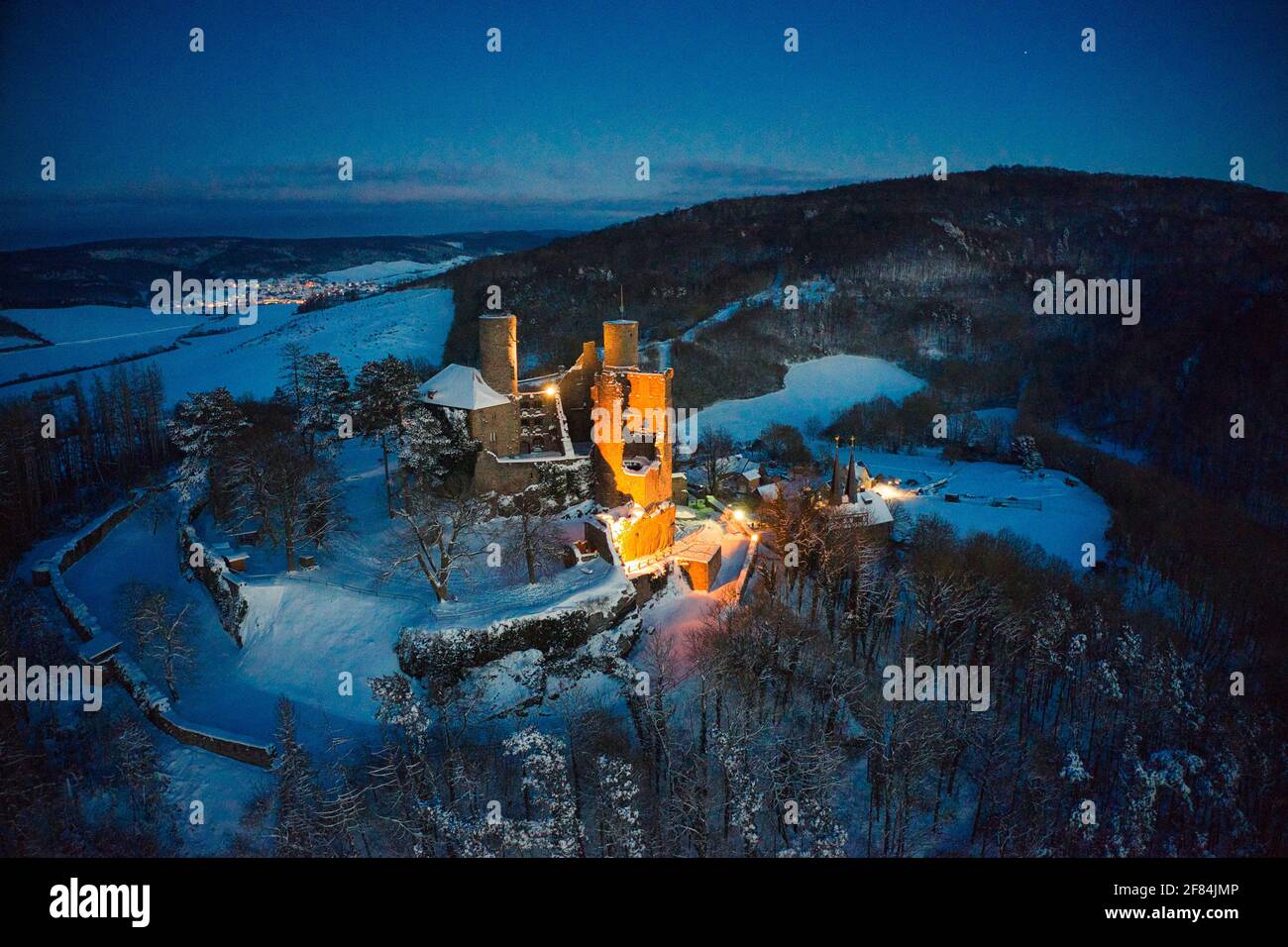Luftaufnahme von Burg Hanstein und dem Dorf Rimbach im Winter Abend mit Béléuchtung Banque D'Images
