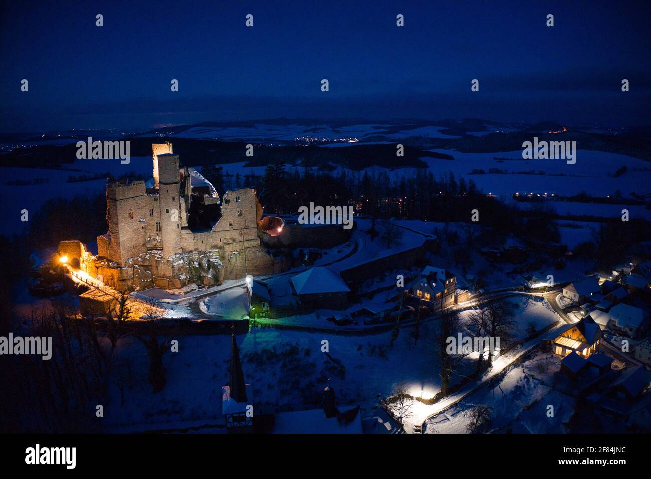 Luftaufnahme von Burg Hanstein und dem Dorf Rimbach im Winter Abend mit Béléuchtung Banque D'Images