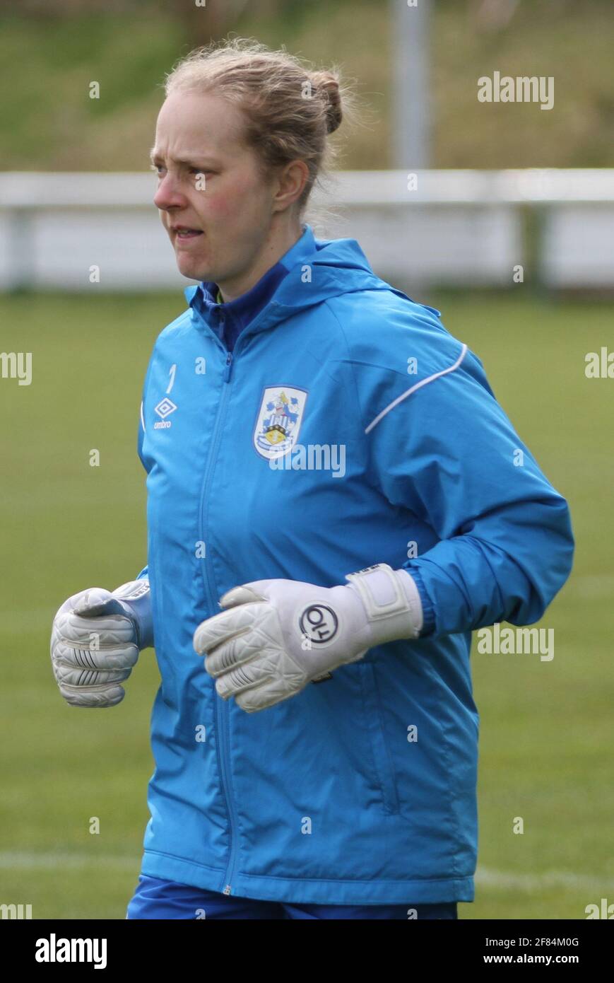 Huddersfield, Royaume-Uni. 11 avril 2021. Laura carter (#1 Huddersfield Town) s'échauffe avant le match de la coupe de la Fa Womens entre Huddersfield Town et Brightouse Town à la Stafflex Arena à Huddersfield Credit: SPP Sport Press photo. /Alamy Live News Banque D'Images