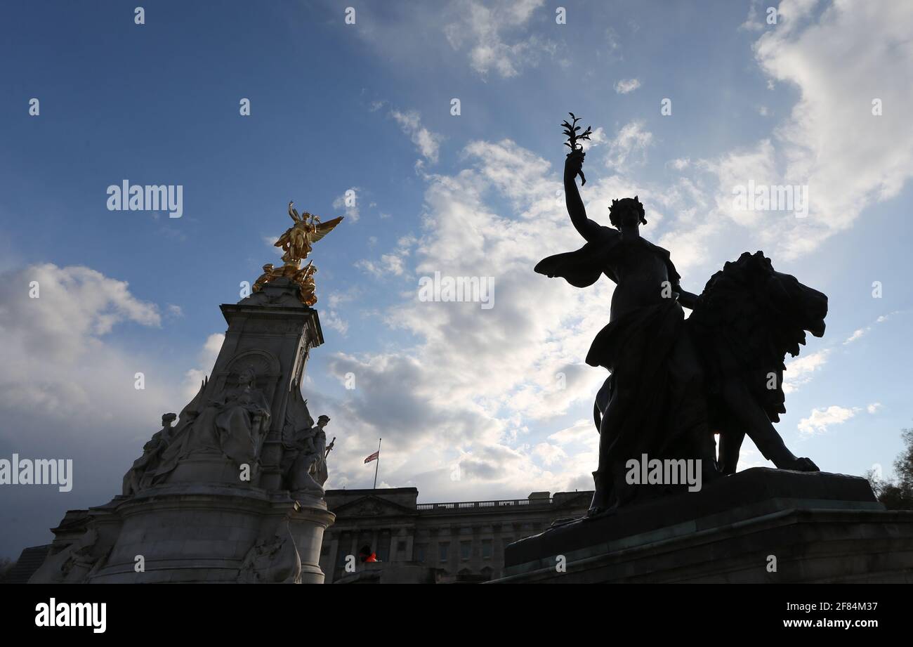 Londres, Angleterre, Royaume-Uni. 11 avril 2021. Eh bien=les wishers continuent de laisser des fleurs et des messages pour le prince Philip du duc d'Édimbourg devant Buckingham Palace malgré la demande de la famille royale de faire un don à la charité plutôt. Credit: Tayfun Salci/ZUMA Wire/Alay Live News Banque D'Images
