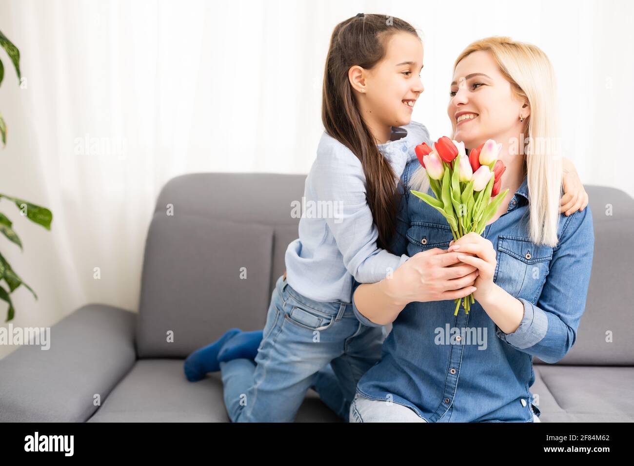 Une Dent De Bebe Lache Tombe Dans Une Petite Fille Avec Une Bouche Ouverte Photo Stock Alamy Une Dent De Bebe Lache Tombe Dans Une Petite Fille Avec Une Bouche Ouverte Photo Stock Alamy