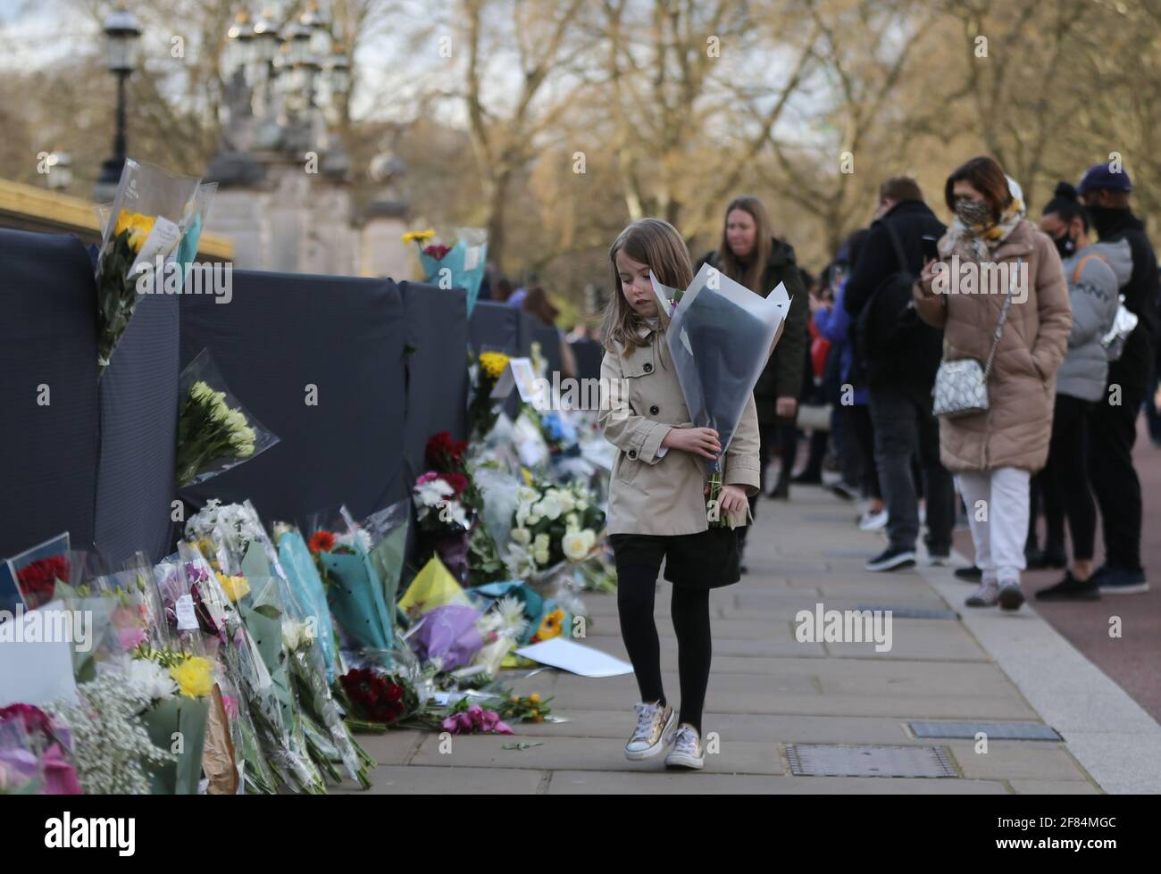 Londres, Angleterre, Royaume-Uni. 11 avril 2021. Eh bien=les wishers continuent de laisser des fleurs et des messages pour le prince Philip du duc d'Édimbourg devant Buckingham Palace malgré la demande de la famille royale de faire un don à la charité plutôt. Credit: Tayfun Salci/ZUMA Wire/Alay Live News Banque D'Images