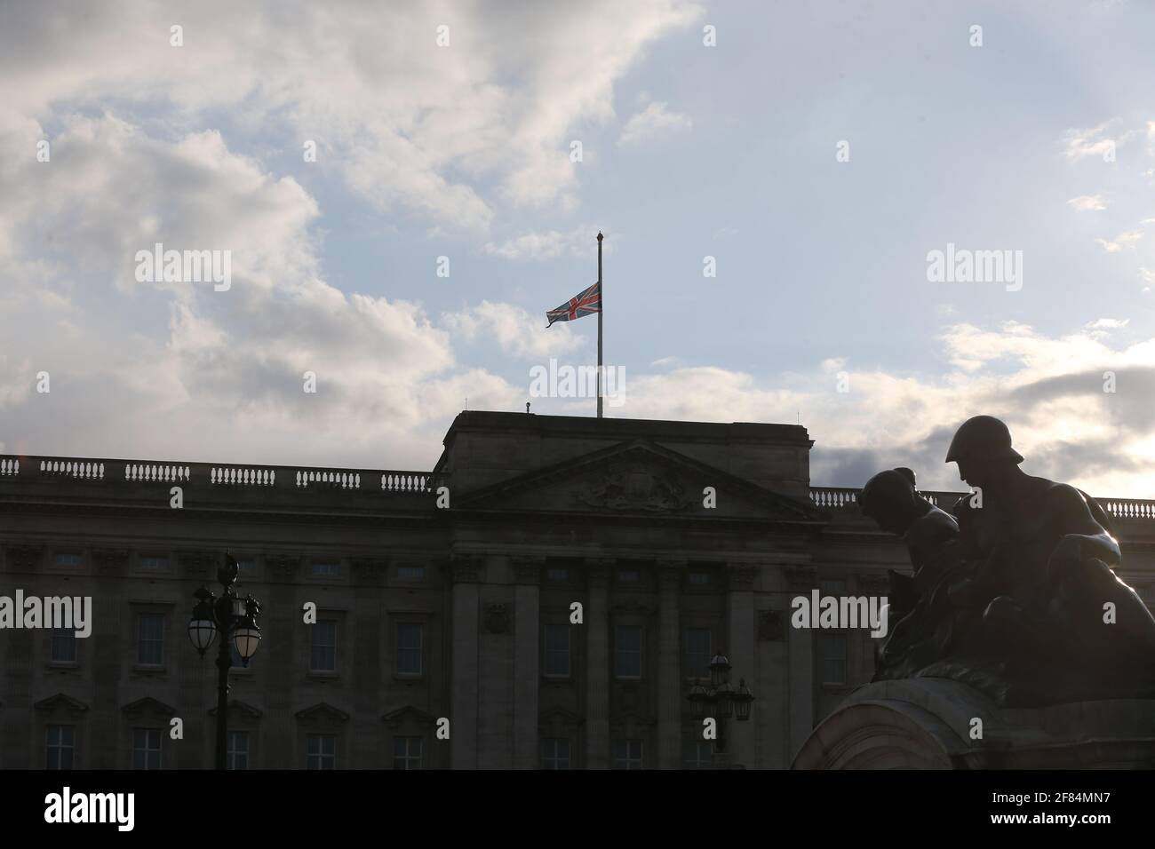 Londres, Angleterre, Royaume-Uni. 11 avril 2021. L'Union Jack vole en Berne pour le duc d'Édimbourg, le prince Philip, au palais de Buckingham. Credit: Tayfun Salci/ZUMA Wire/Alay Live News Banque D'Images