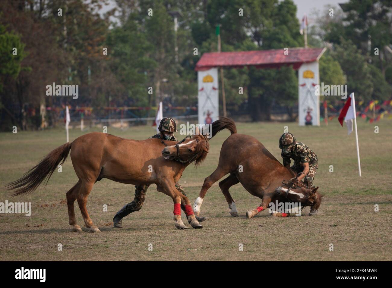 Katmandou, Népal. 11 avril 2021. Les soldats népalais s'adressont à cheval lors du festival de course hippique « Ghodejatra ». Le 'Ghode Jatra' est un festival annuel de chevaux célébré sur le terrain de Cavalry au Népal à Katmandou, qui marque la défaite d'un démon hindou. (Photo de Prabin Ranabhat/SOPA Images/Sipa USA) crédit: SIPA USA/Alay Live News Banque D'Images