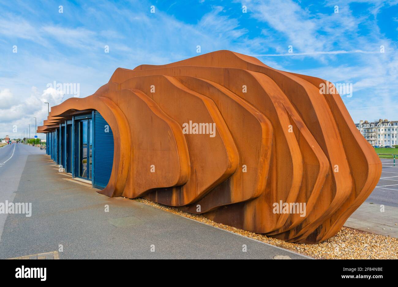 East Beach Cafe sur la promenade de l'été à Littlehampton, West Sussex, Angleterre, Royaume-Uni. Conçu par Thomas Heatherwick pour ressembler à du bois flotté. Banque D'Images
