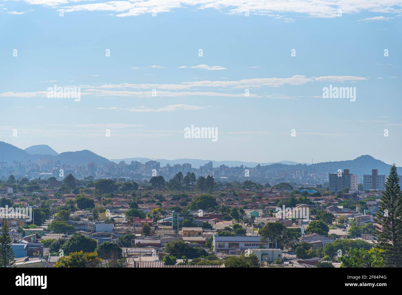 Vue panoramique sur la ville de Santa Maria dans l'État du Rio Grande do Sul au Brésil. Ville au coeur de l'État. Cheminée de la discothèque Kiss. U Banque D'Images