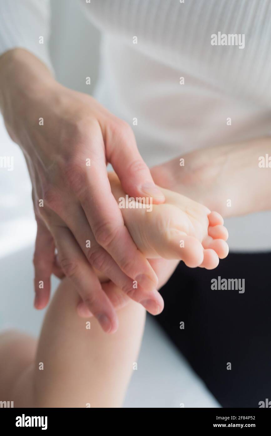 Maman Donne A Son Bebe Un Massage Des Jambes Et Des Pieds Gros Plan Un Bebe Satisfait Se Trouve Sur La Table De Massage Photo Stock Alamy Maman Donne A Son Bebe Un Massage Des Jambes Et Des Pieds Gros Plan Un Bebe Satisfait Se Trouve Sur La Table De Massage Photo Stock Alamy