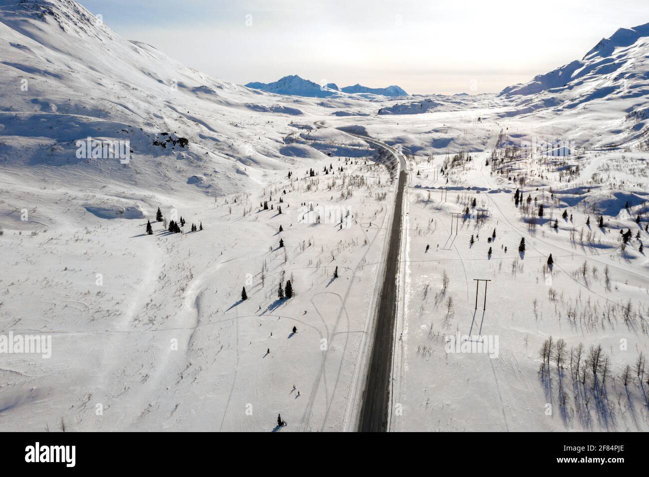 Vue aérienne de l'autoroute Richardson au col Thompson près de Valdez, en Alaska, en hiver. Banque D'Images