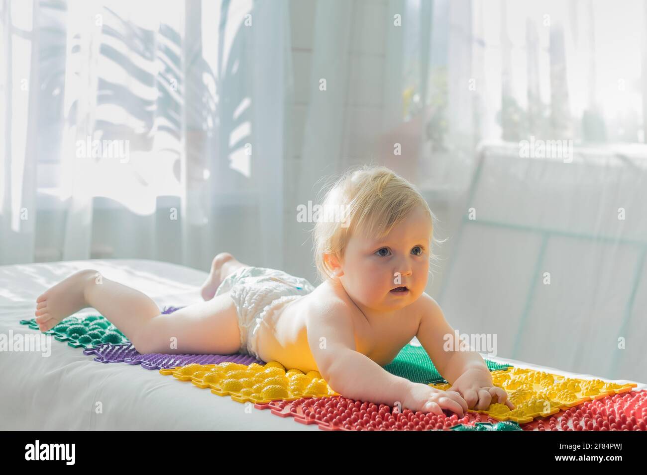 Le Bebe Est Allonge Sur Les Tapis De Massage Avec Son Ventre Vers Le Bas Gros Plan Photo Stock Alamy