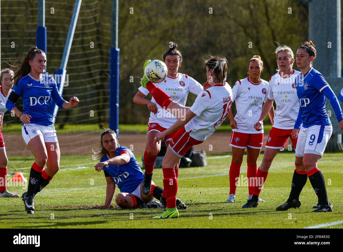 Glasgow, Royaume-Uni. 11 avril 2021. Rebecca Gailbraith (#18) de Spartans FC Women, avec un impressionnant coup de tête pour effacer le ballon pendant la Scottish Building Society SWPL1 Flinder Rangers FC vs Spartans FC au centre d'entraînement Rangers, Glasgow, 11/04/2021 | Images gracieuseté de www.collargeimages.co.uk Credit: Colin Poultney/Alamy Live News Banque D'Images