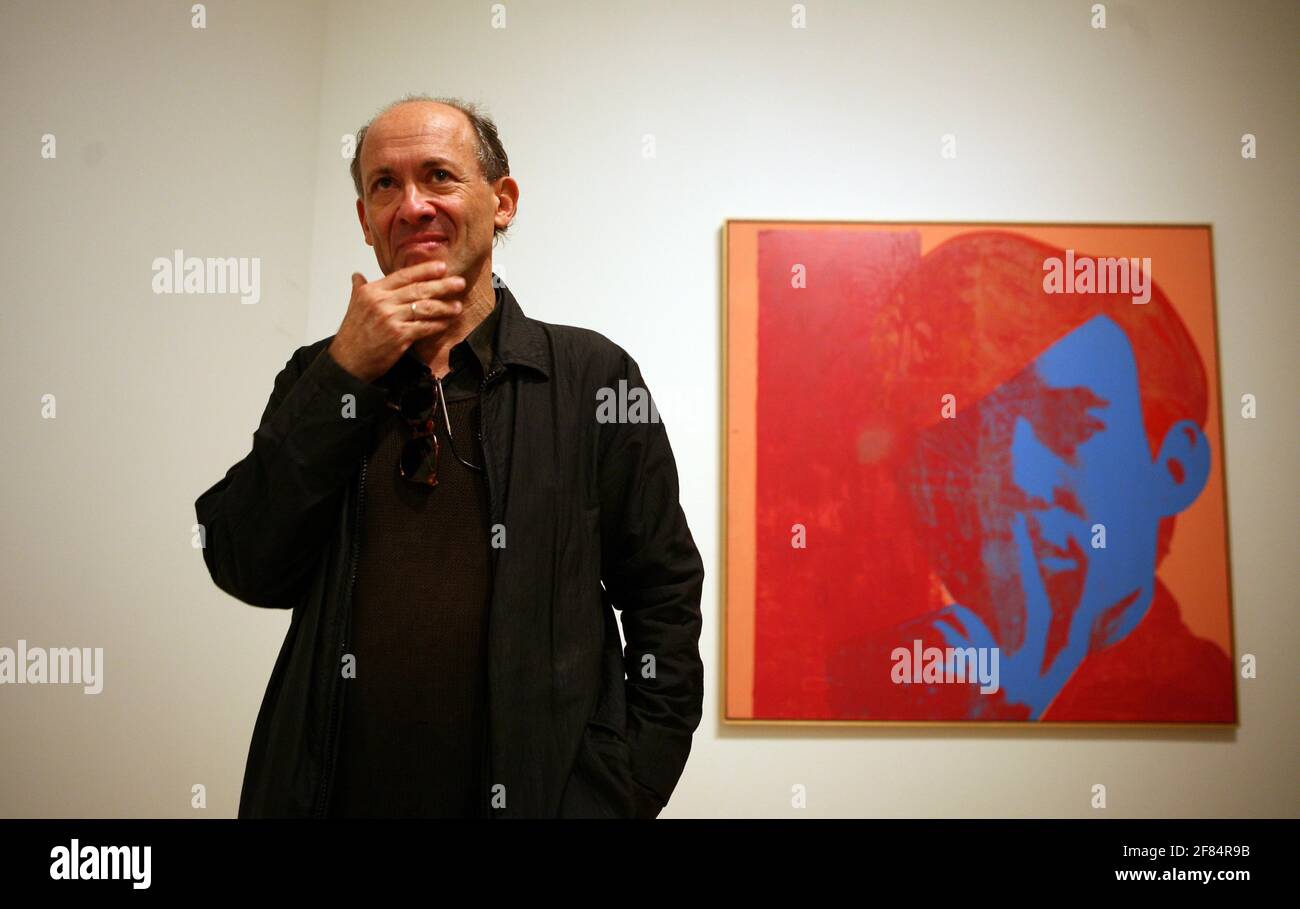 Peter Gidal, réalisateur/artiste avec Andy Warhol autoportrait 1967, inclus dans Pop Art Portraits à la National Portrait Gallery. photo David Sandison Banque D'Images