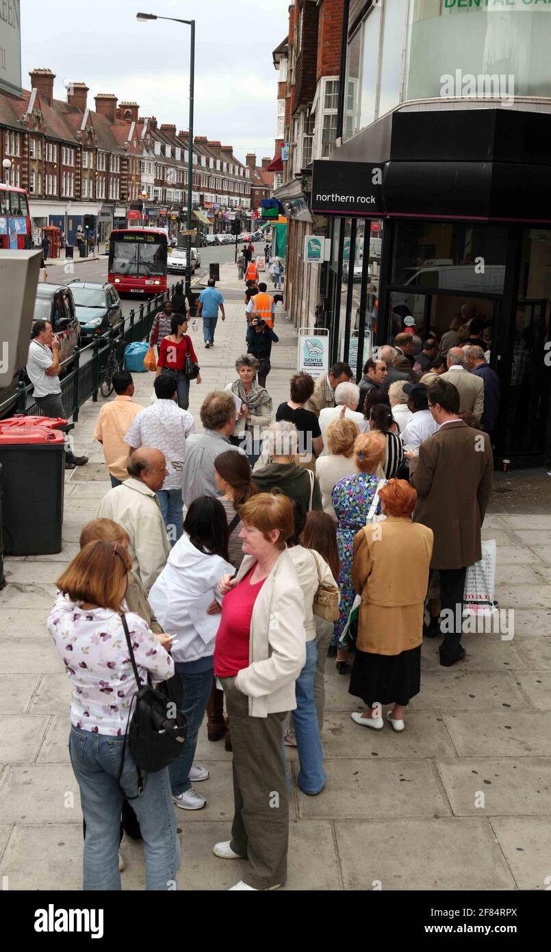 Northern Rock...... file d'attente publique à l'extérieur de la branche Nothern Rock à Golders Green, dans le nord de Londres. pic David Sandison 14/9/2007 Banque D'Images