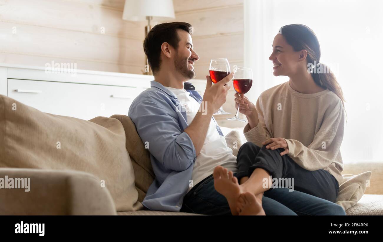 Couple heureux détendez-vous à la maison en célébrant avec du vin Banque D'Images