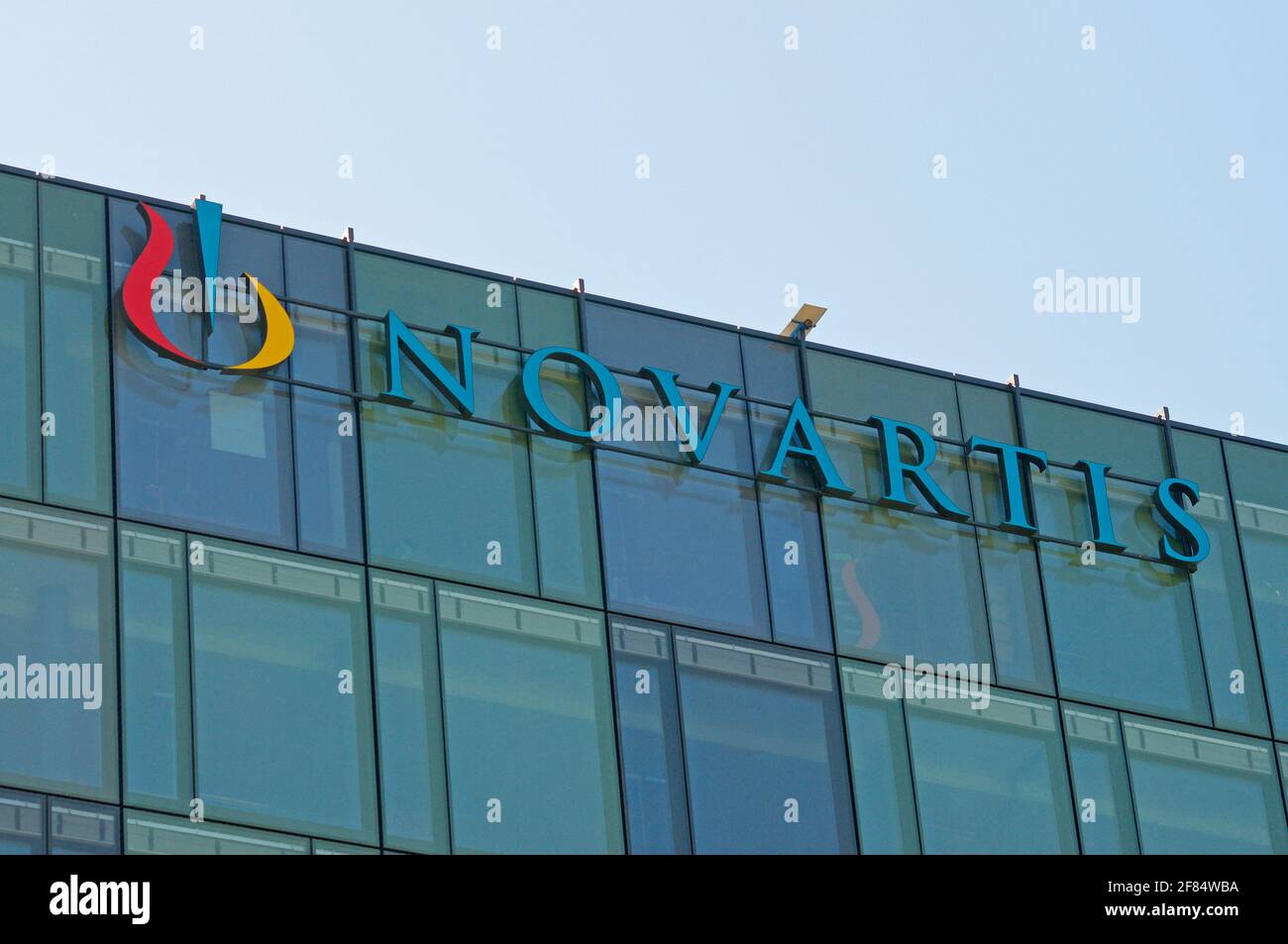 Rotkreuz, Zug, Suisse - 28 mars 2021 : panneau Novartis suspendu au bâtiment de Rotkreuz, Suisse. Novartis est l'un des plus grands médicaments Banque D'Images