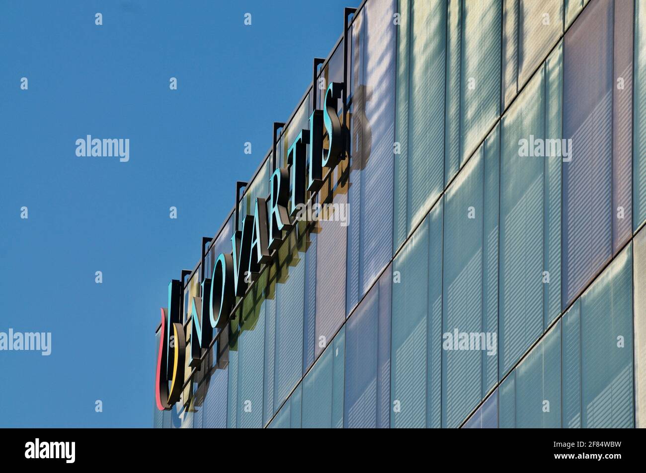 Rotkreuz, Zug, Suisse - 28 mars 2021 : vue latérale de l'enseigne Novartis accrochée au bâtiment de Rotkreuz, Suisse. Novartis est l'un des lar Banque D'Images