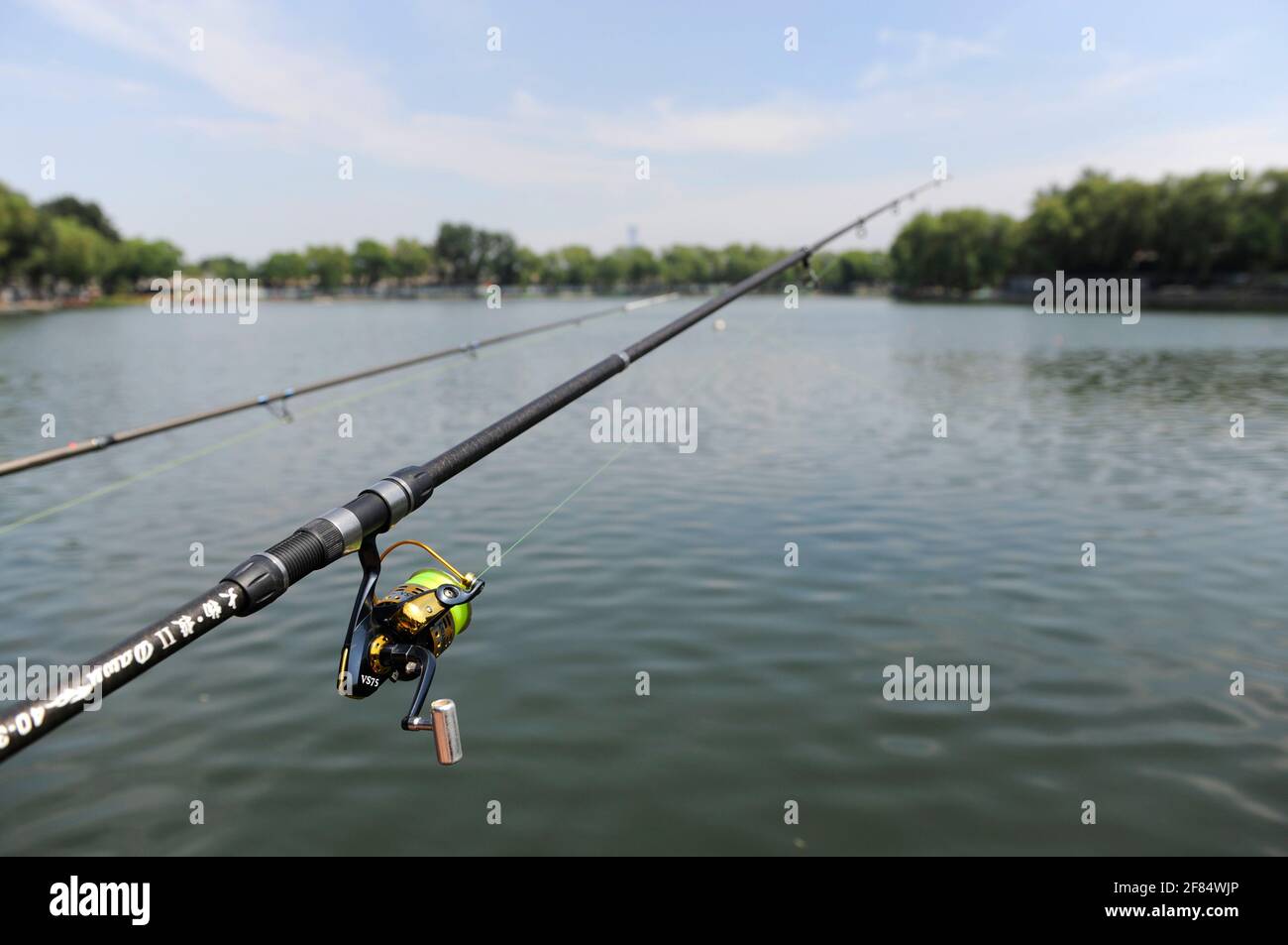 Barres de pêche installées sur un sentier près du lac Houhai, dans le centre-nord de Beijing, en Chine Banque D'Images