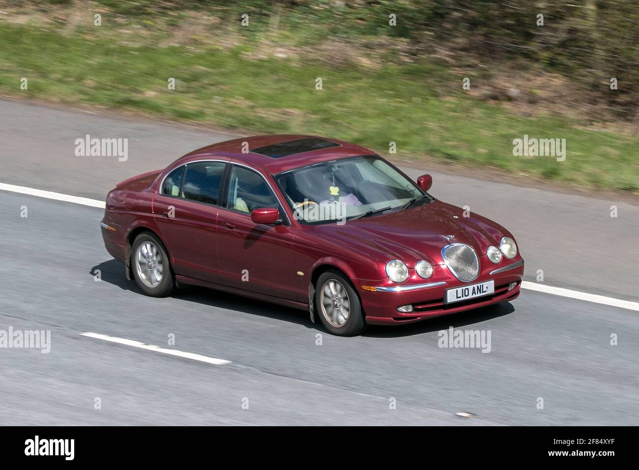 2001 Jaguar S-Type V6 se Auto 2967cc berline essence conduite sur l'autoroute M6 près de Preston à Lancashire, Royaume-Uni. Banque D'Images