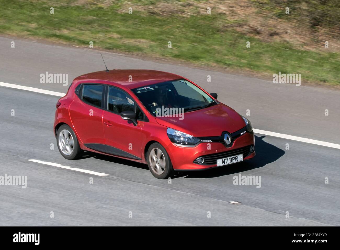 2016 rouge Renault Cliio Play 16Vl 1149cc à essence ; conduite sur l'autoroute M6 près de Preston dans Lancashire, Royaume-Uni. Banque D'Images