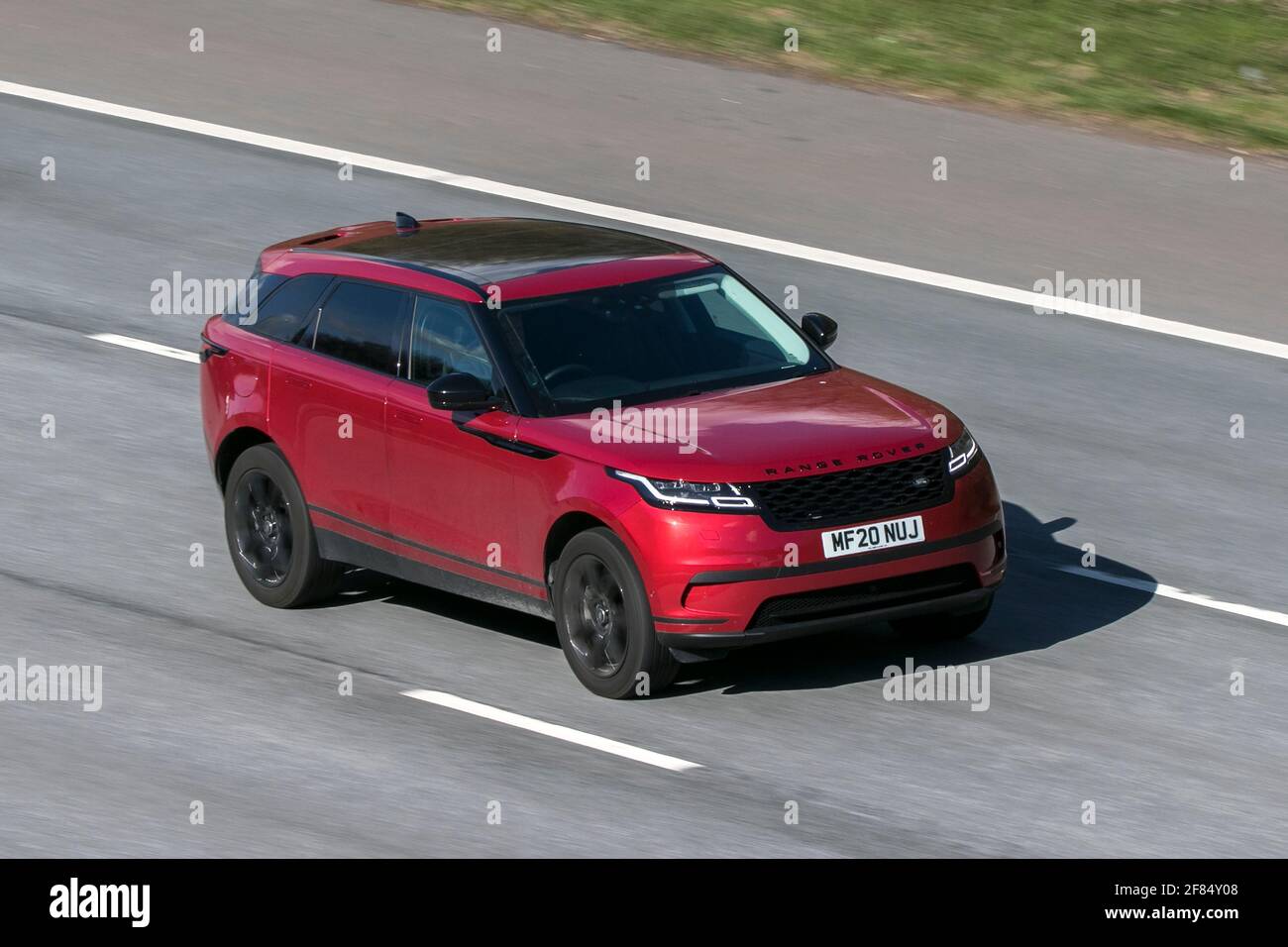 2020 Red Land Rover, Range Rover Velar se, SUV 2993cc diesel conduite sur l'autoroute M6 près de Preston à Lancashire, Royaume-Uni. Banque D'Images