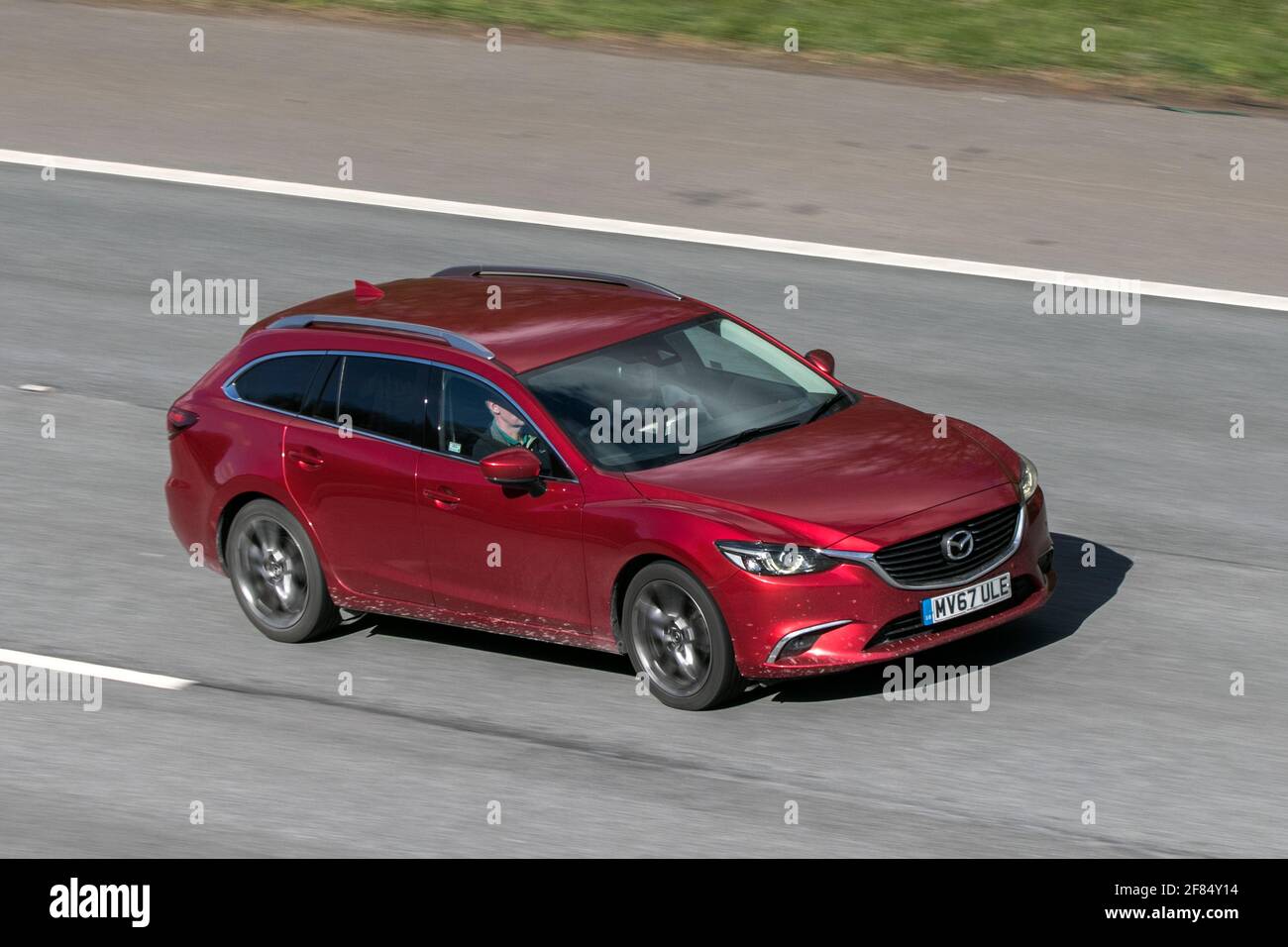 2017 rouge Mazda 6 Sport Nav D ; conduite sur l'autoroute M6 près de Preston dans Lancashire, Royaume-Uni. Banque D'Images