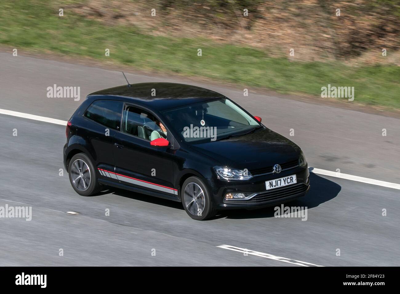 2017 VW Volkswagen Polo Beats TSI noir 1197cc à hayon conduite sur l'autoroute M6 près de Preston dans Lancashire, Royaume-Uni. Banque D'Images