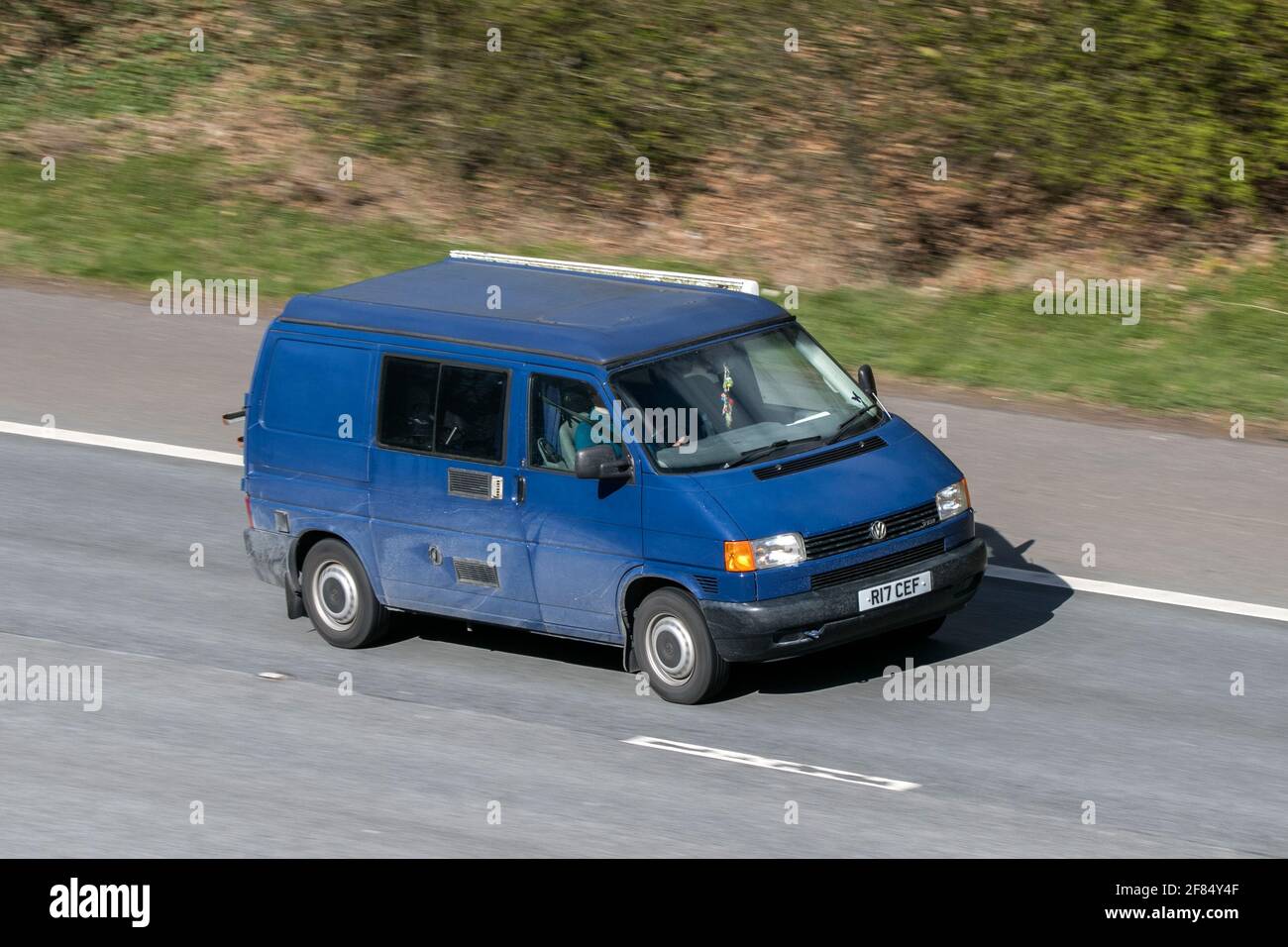 1991 90s Talbot Express 1300 D beige LCV 2498cc à bord de l'autoroute M6, Caravan Motorhomes, camping-cars sur les routes de Grande-Bretagne, Royaume-Uni Banque D'Images