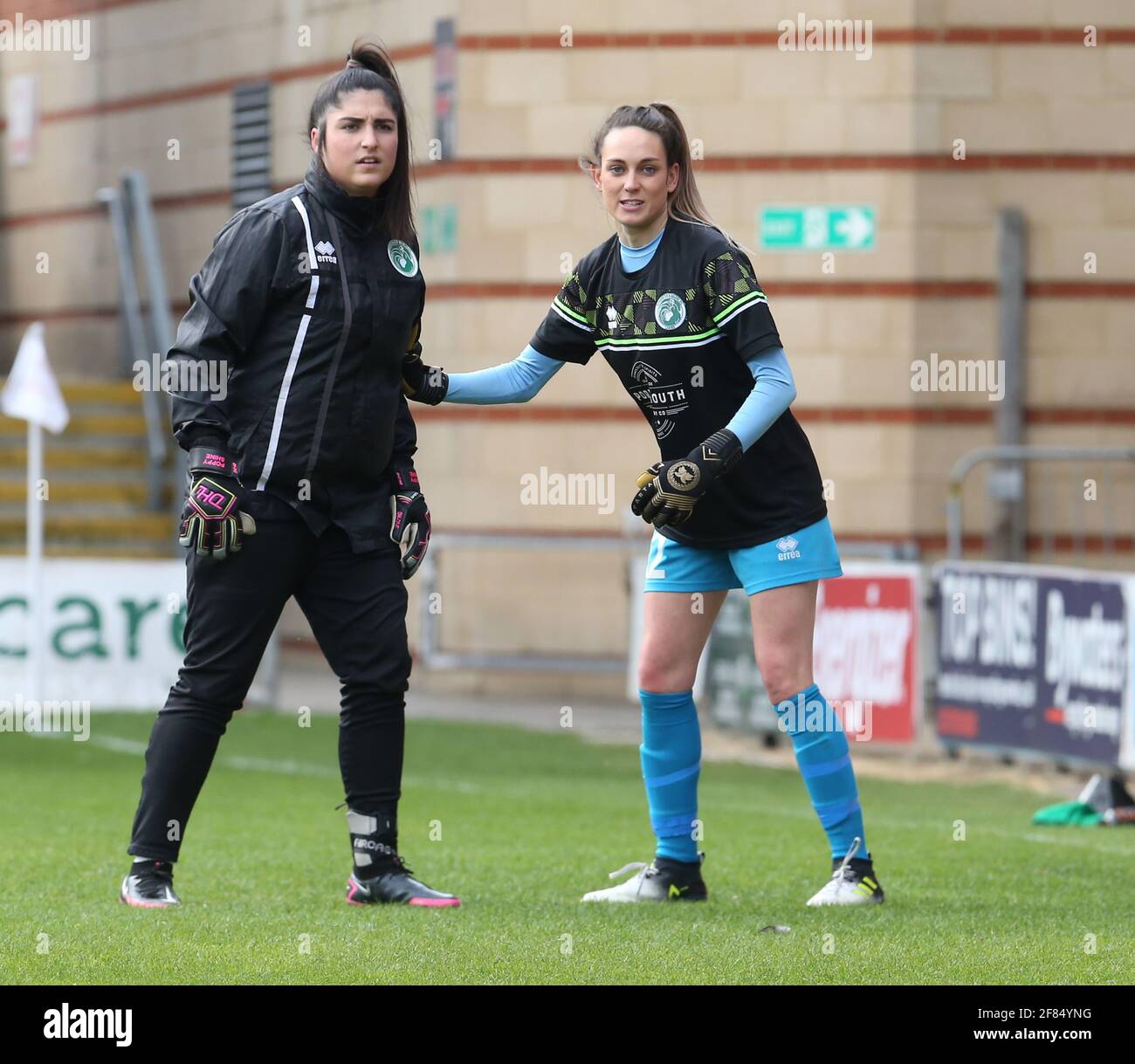 Londres, Royaume-Uni. 11 avril 2021. LONDRES, ANGLETERRE - 11 AVRIL : L-R Poppy Shine - entraîneur de gardien de but et Issy Foster de Chichester et Selsey Ladies FC lors de l'échauffement préalable au match lors de la coupe Vitality Women's FA troisième tour correct entre Leyton Orient Women et Chichester & Selsey Dames au Breyer Group Stadium, Brisbane Road, Londres, Royaume-Uni le 11 avril 2021 crédit : Action Foto Sport/Alamy Live News Banque D'Images