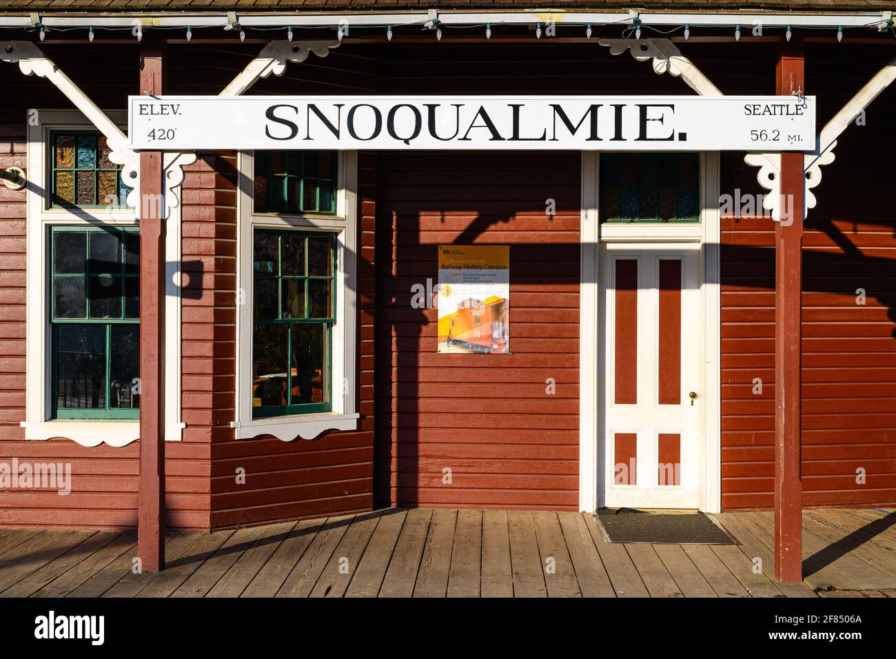 Snoqualmie, WA, USA - 11 avril 2021 ; panneau de chemin de fer historique à la gare de Snoqualmie Washington indiquant 56,2 miles de route vers Seattle Banque D'Images