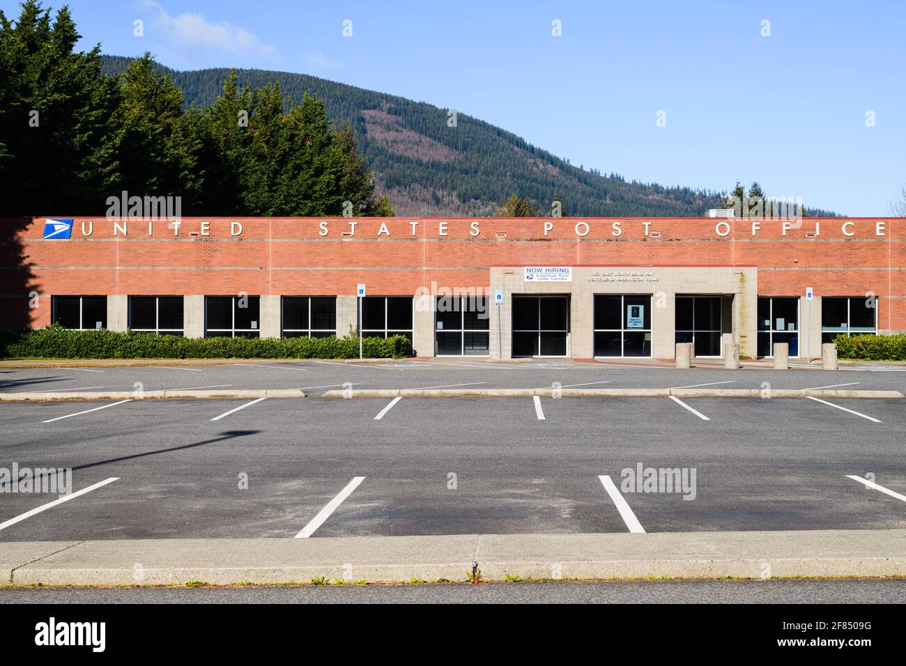 North Bend, WA, États-Unis - 11 avril 2021; le bâtiment moderne de façade en brique de l'étage de signle qui abrite le bureau de poste des États-Unis à North Bend Washington Banque D'Images