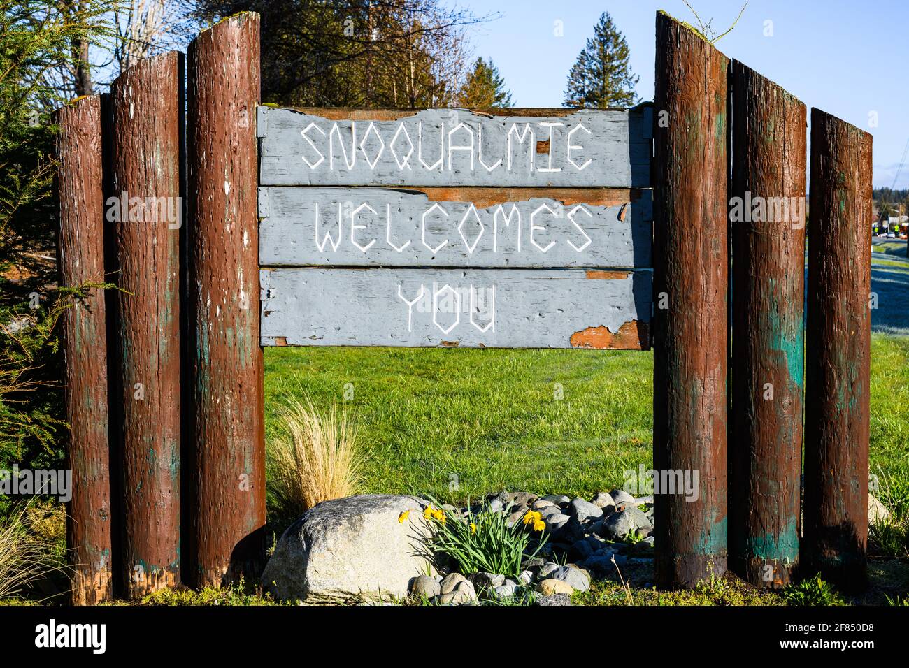 Snoqualmie, WA, USA - 11 avril 2021 ; Snoqualmie vous accueille sur panneau en bois soutenu par des poteaux de log dans la ville de comté de King est dans l'ouest de Washington Banque D'Images