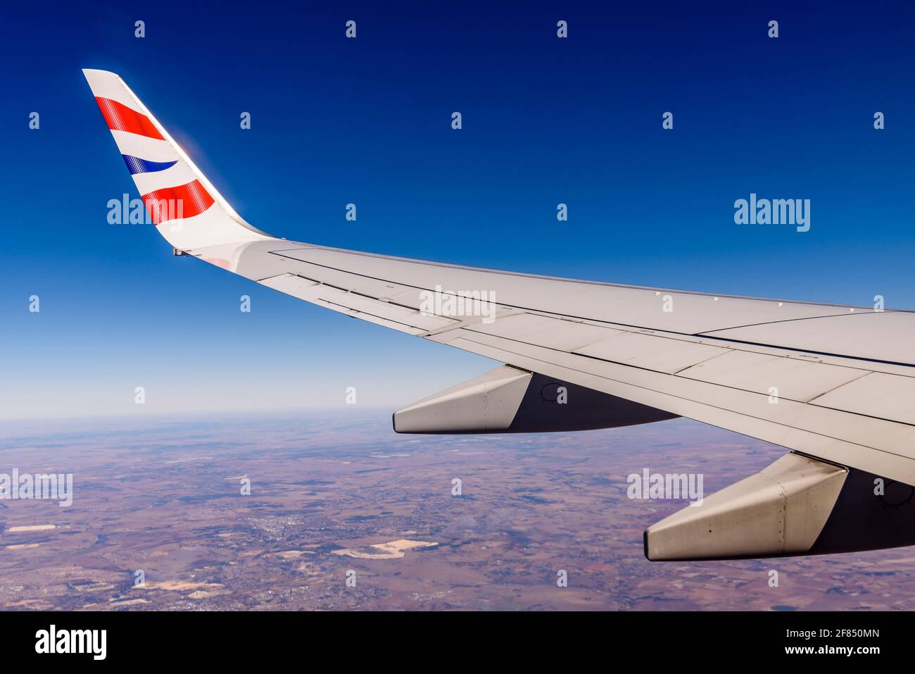 Aile d'un Boeing 737 de British Airways survolant le désert du Namib, en Namibie Banque D'Images