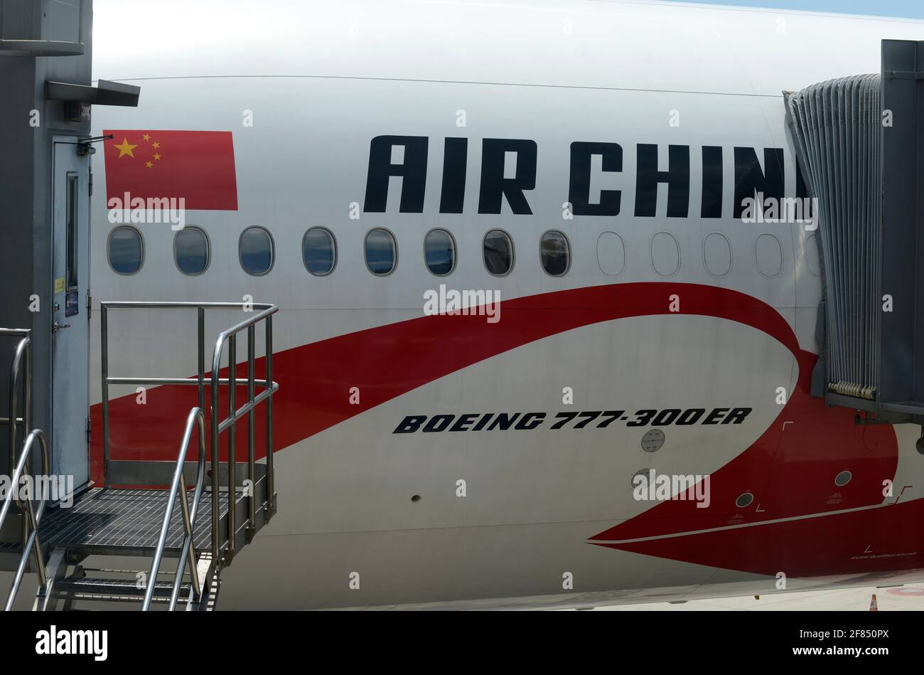 Un Boeing 777-300ER d'Air China vu juste avant l'embarquement au terminal 3 de l'aéroport de Beijing Capital, dans le nord-est de Beijing, en Chine. Banque D'Images