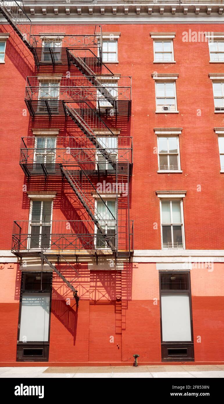 Ancien bâtiment en brique rouge avec évacuation au feu, New York City, États-Unis. Banque D'Images