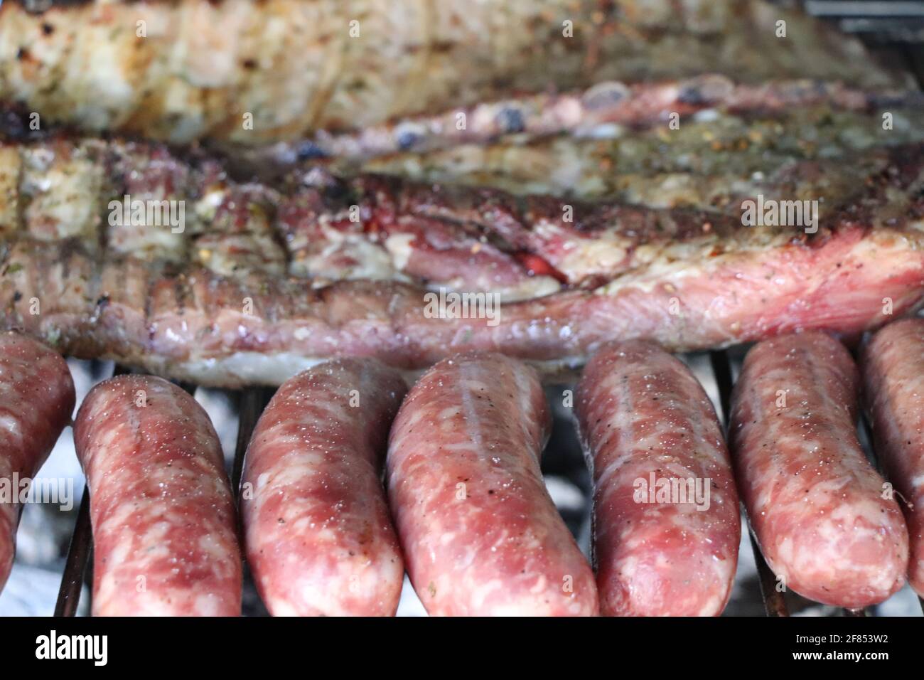 Viande mélangée avec côtes de bœuf et saucisse sur le gril Banque D'Images