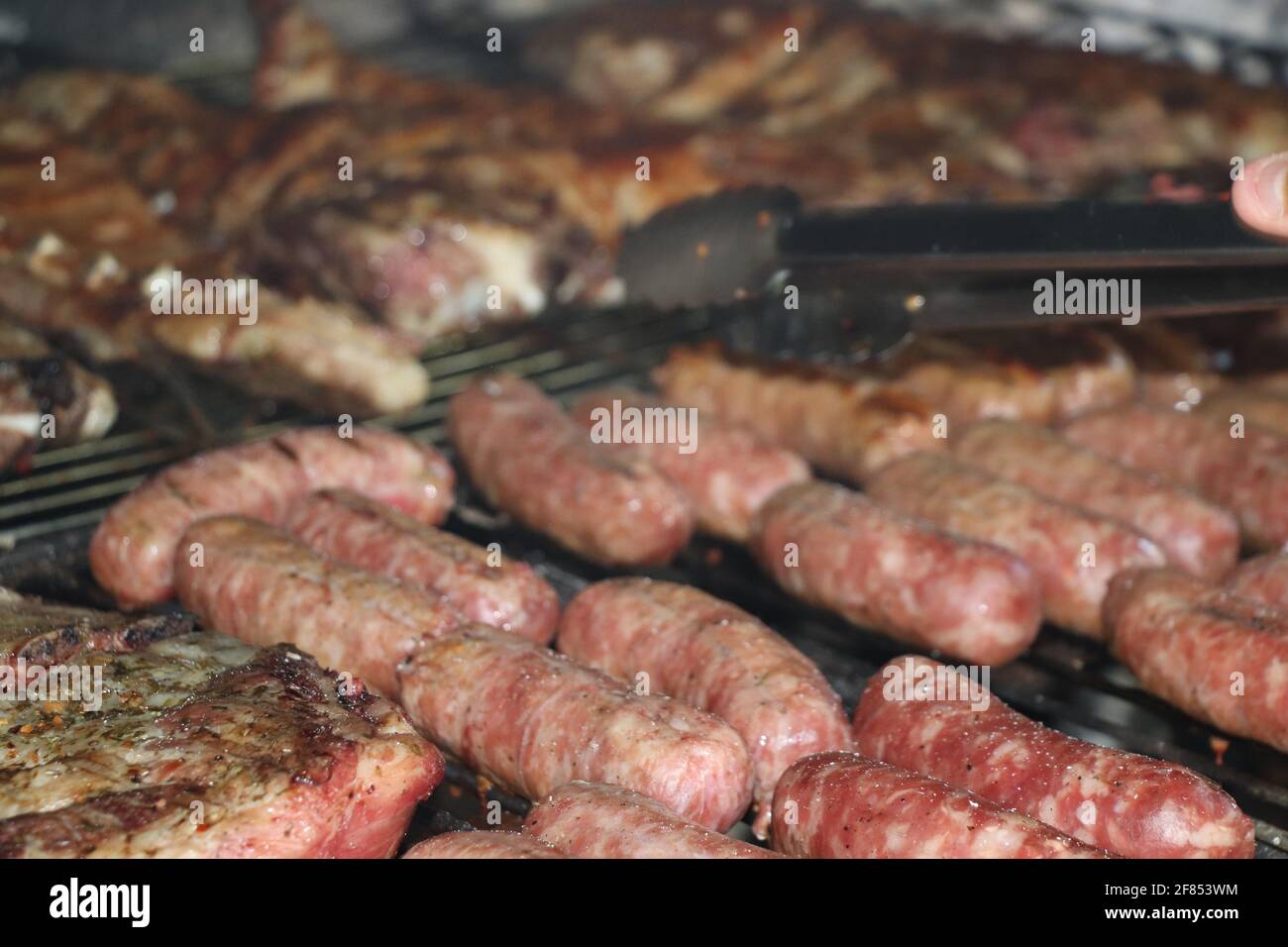 Viande mélangée avec côtes de bœuf et saucisse sur le gril Banque D'Images