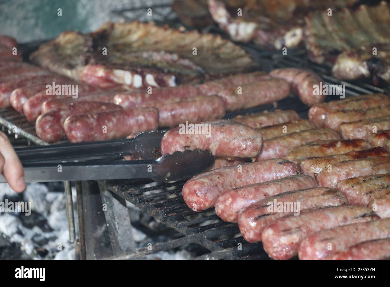 Viande mélangée avec côtes de bœuf et saucisse sur le gril Banque D'Images