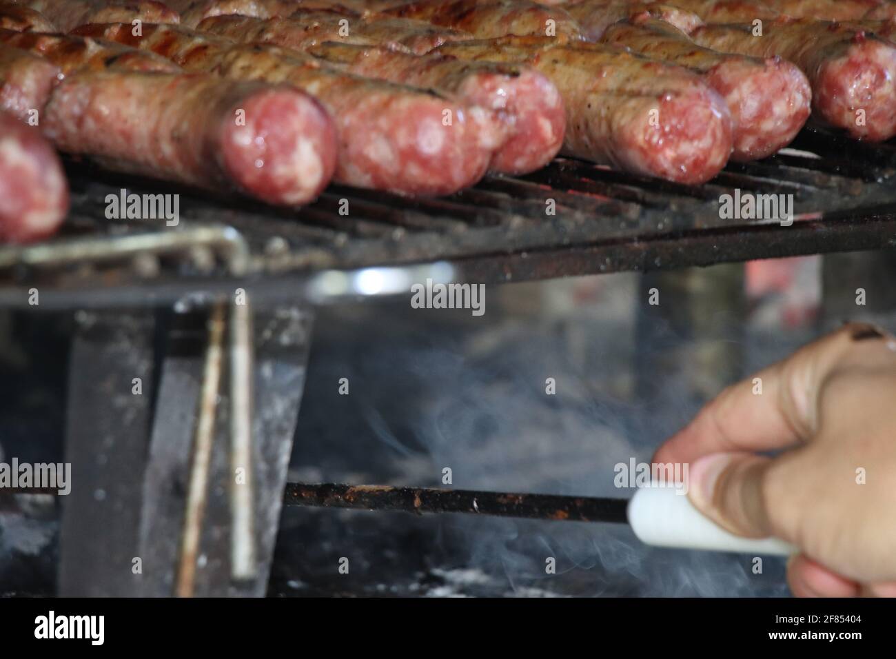 Viande mélangée avec côtes de bœuf et saucisse sur le gril Banque D'Images