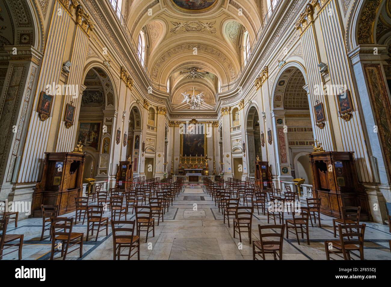 Vue intérieure dans la Chiesa delle Santissime Stimmate di San Francesco. Rome, Italie, avril-08-2021 Banque D'Images