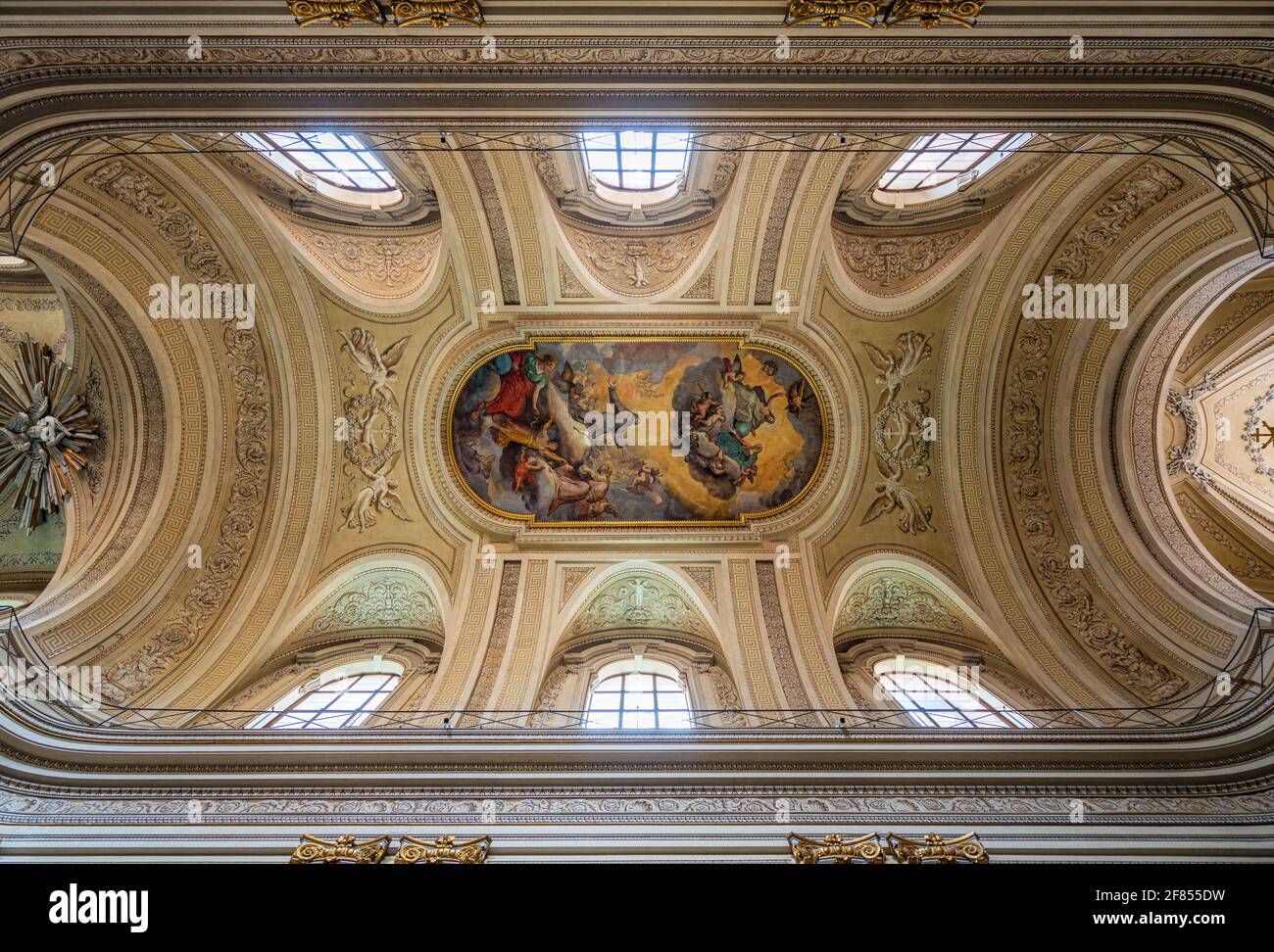 Vue intérieure dans la Chiesa delle Santissime Stimmate di San Francesco. Rome, Italie, avril-08-2021 Banque D'Images