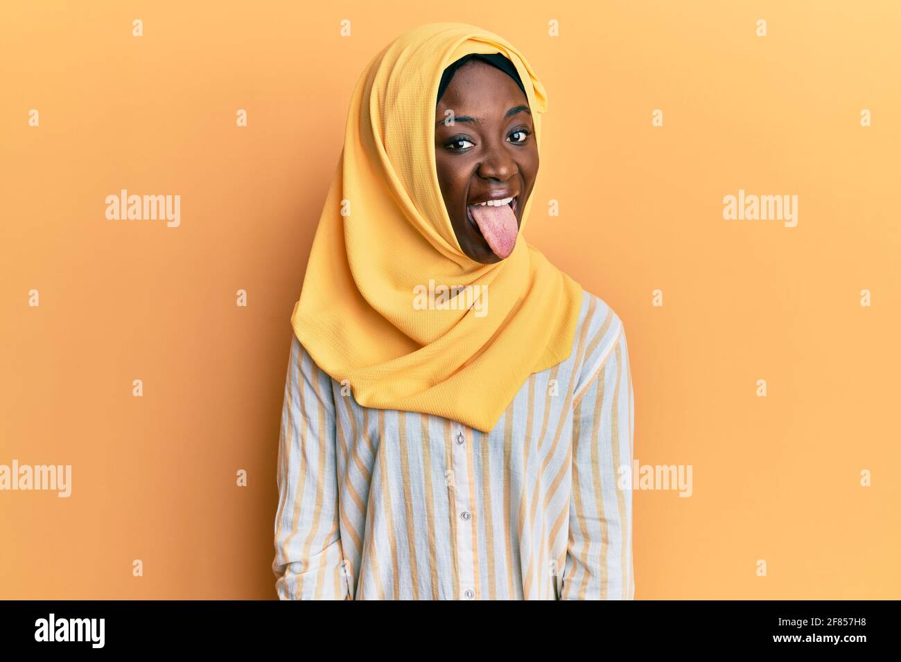 Belle jeune femme africaine portant un foulard islamique traditionnel hijab  collant la langue heureux avec l'expression drôle. Concept d'émotion Photo  Stock - Alamy