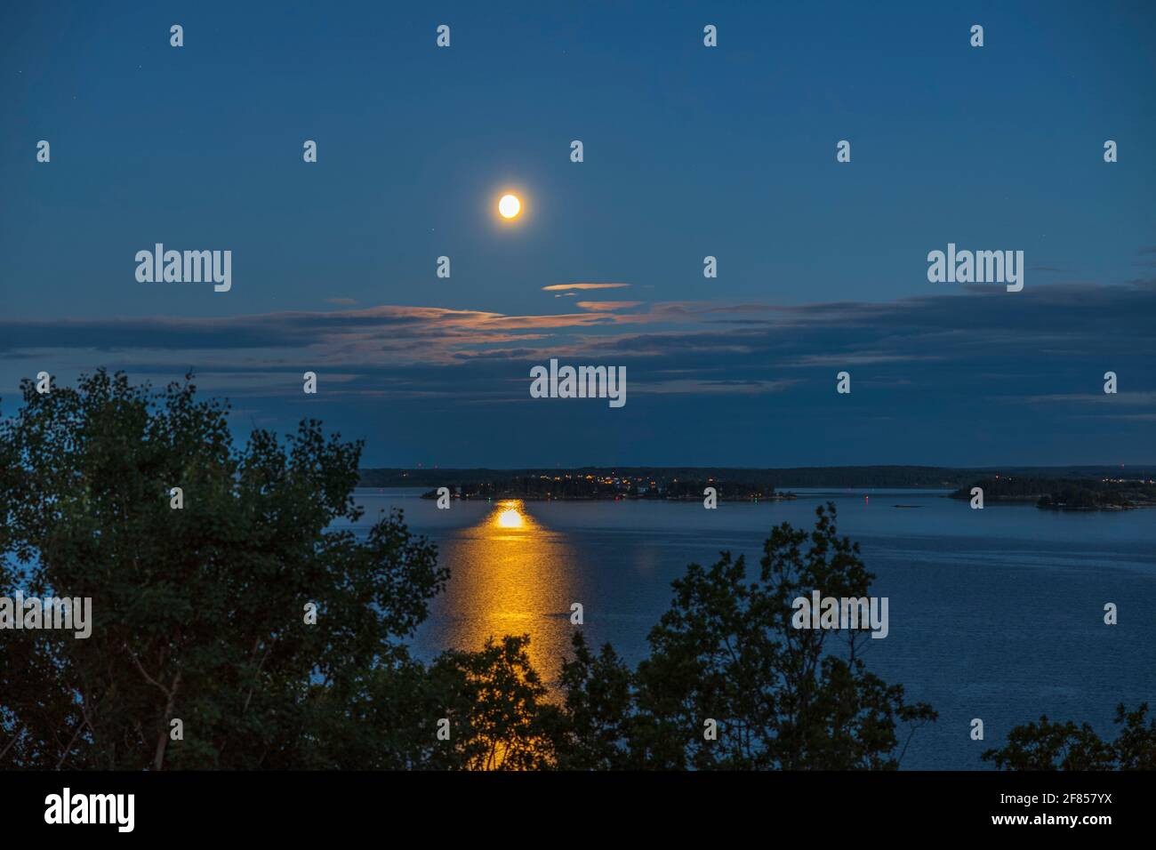 Vue magnifique sur le coucher de soleil d'été sur le paysage de la mer. Suède. Banque D'Images