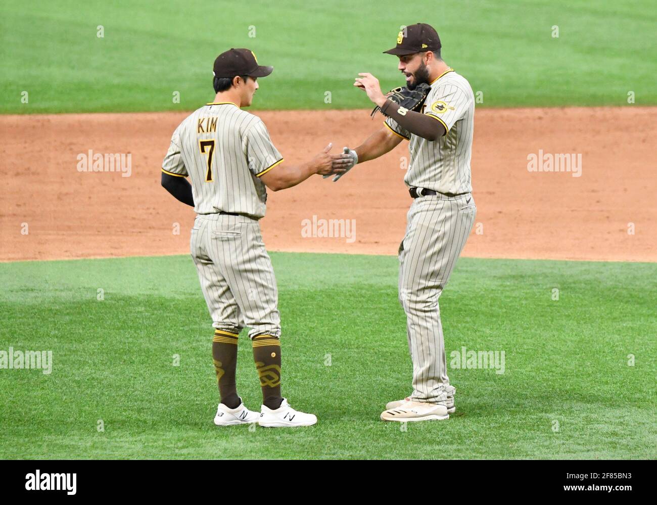 11 avril 2021 : San Diego Padres deuxième baseman Ha-Seong Kim #7 et Eric Hosmer #30 (à droite) fêtent une victoire après un match MLB entre la Ligue nationale San Diego Padres et les Texas Rangers au Globe Life Field à Arlington, Texas San Diego a battu le Texas 2-0 Albert Pena/(photo par Albert Pena/CSM/Sipa USA) Banque D'Images
