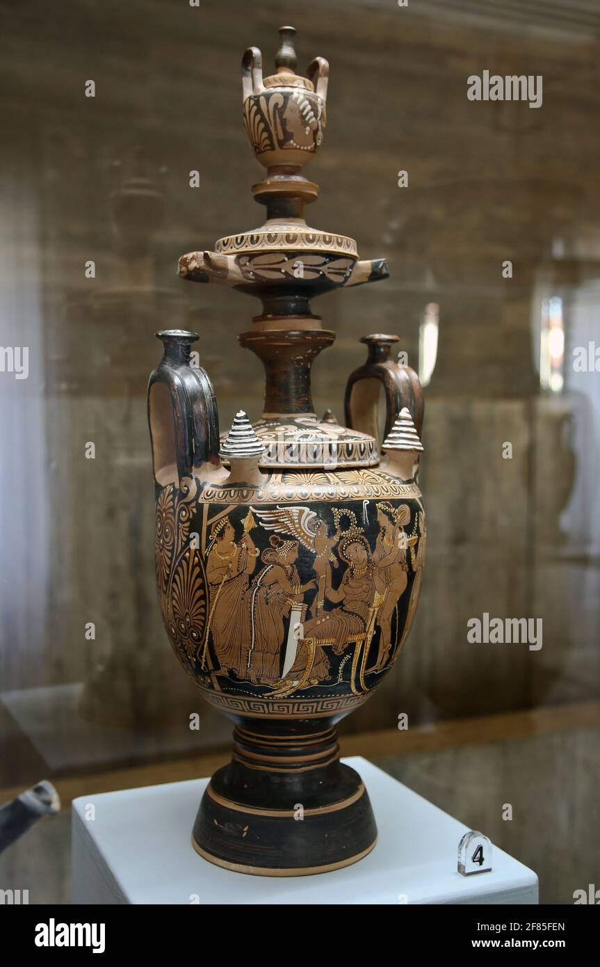 Vase de mariage (Lebes Gamikos.) Poterie à figure rouge (340-330 av. J.-C.) Licinela, tombeau 13, Paestum. Site archéologique de Paestum, Campanie, Italie. Banque D'Images