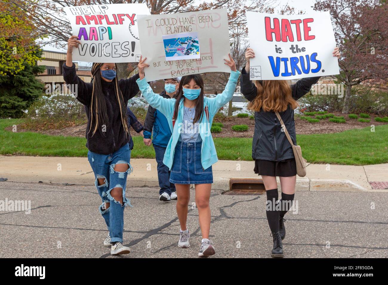 Troy, Michigan, États-Unis. 11 avril 2021. Un rassemblement proteste contre la violence et le racisme accrus qui ciblent les Américains d'origine asiatique. Le groupe Stop AAPI Hate a documenté 3,800 incidents de haine contre des Américains d'origine asiatique en un peu plus d'un an, dont le meurtre de six femmes d'origine asiatique et de deux autres à Atlanta en mars. Crédit : Jim West/Alay Live News Banque D'Images